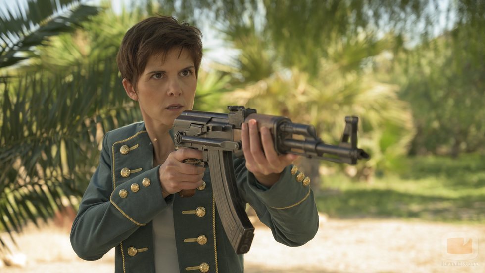 La Flaca (Isabel Naveira) apunta con un arma en 'Vis a vis: El oasis'