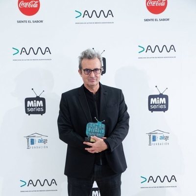 Mariano Barroso sostiene el Premio Dama a Mejor Miniserie de los Premios MiM 2019