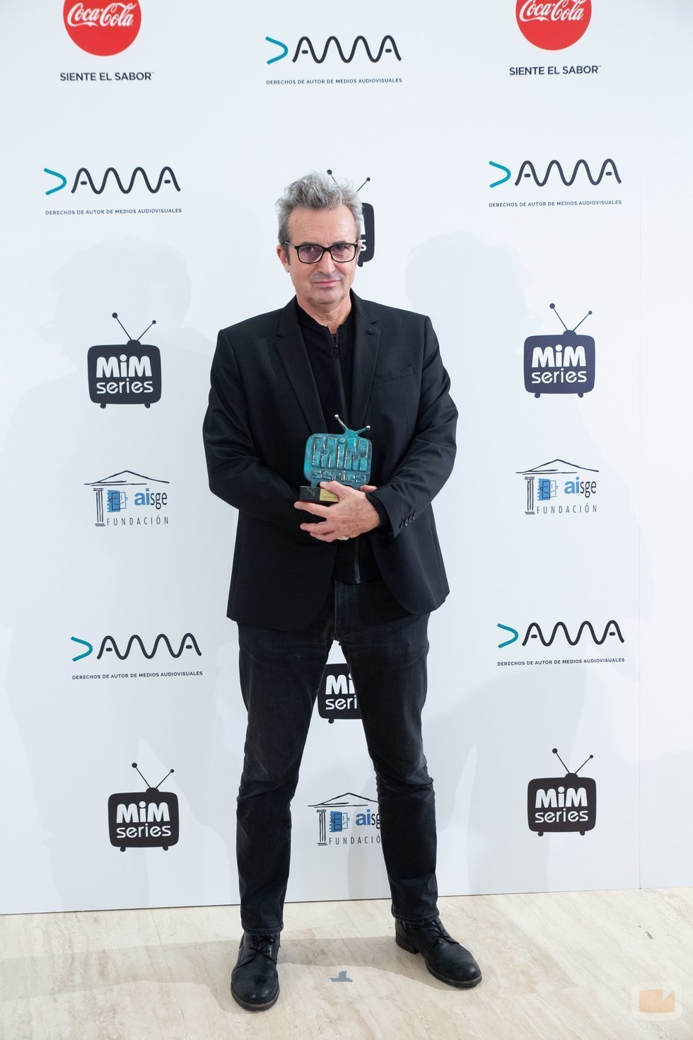 Mariano Barroso sostiene el Premio Dama a Mejor Miniserie de los Premios MiM 2019