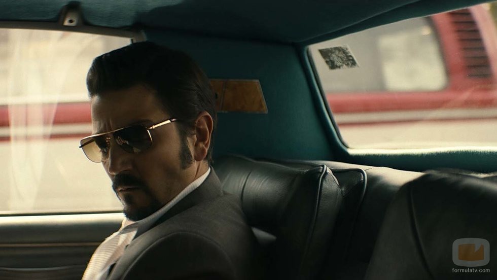 Miguel Ángel Félix Gallardo (Diego Luna) dentro de un coche en la segunda temporada de 'Narcos: México'