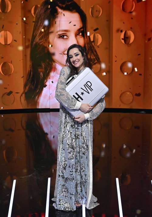 Adara, abrazada al maletín de 'GH VIP 7' en la Gala Final