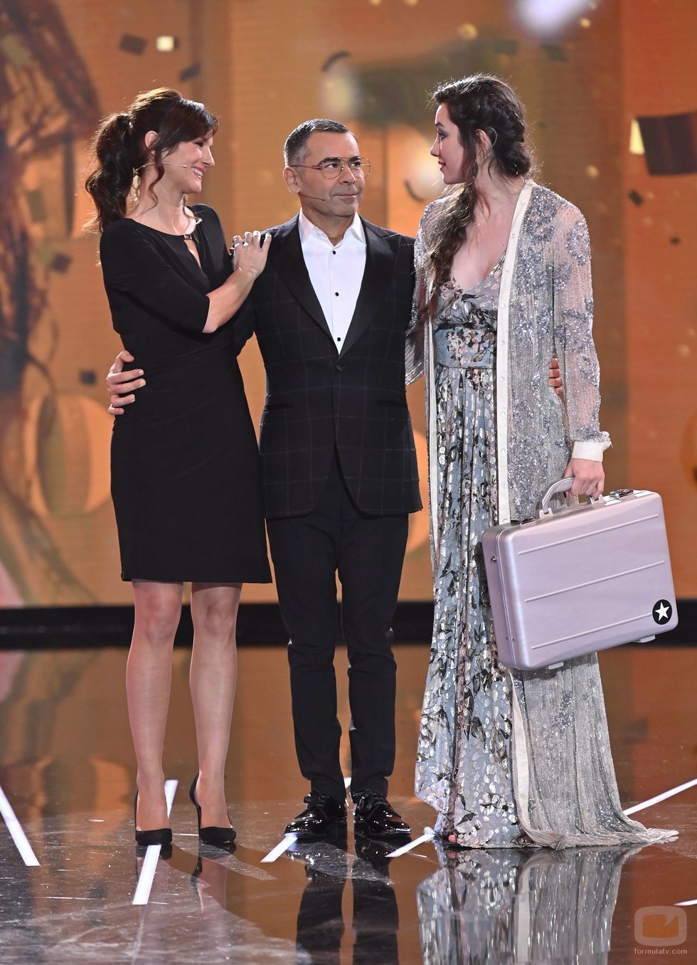 Adara, ganadora de 'GH VIP 7', junto a su madre y Jorge Javier Vázquez