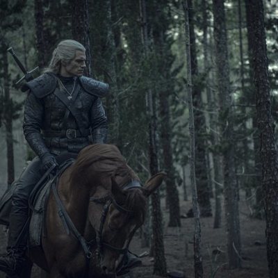 Geralt de Rivia (Henry Cavill) montado en su caballo en 'The Witcher'