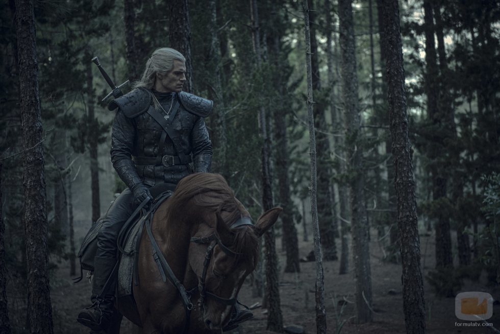 Geralt de Rivia (Henry Cavill) montado en su caballo en 'The Witcher'