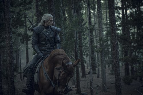 Geralt de Rivia (Henry Cavill) montado en su caballo en 'The Witcher'