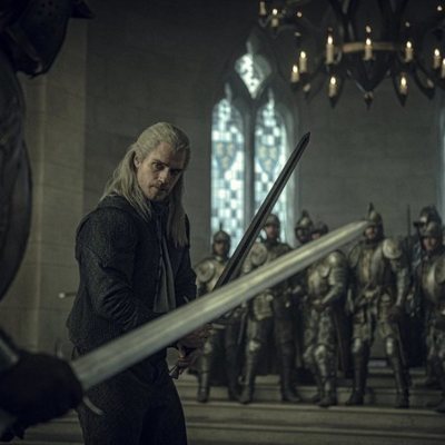 Geralt de Rivia (Henry Cavill) preparado para luchar en 'The Witcher'