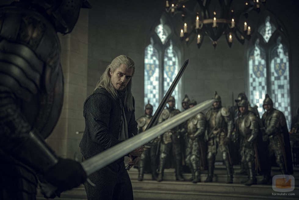 Geralt de Rivia (Henry Cavill) preparado para luchar en 'The Witcher'