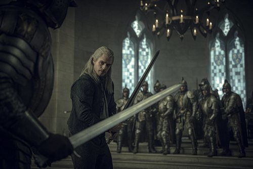 Geralt de Rivia (Henry Cavill) preparado para luchar en 'The Witcher'