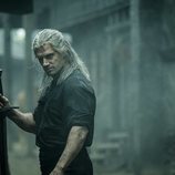 Geralt de Rivia (Henry Cavill) con su espada en 'The Witcher'