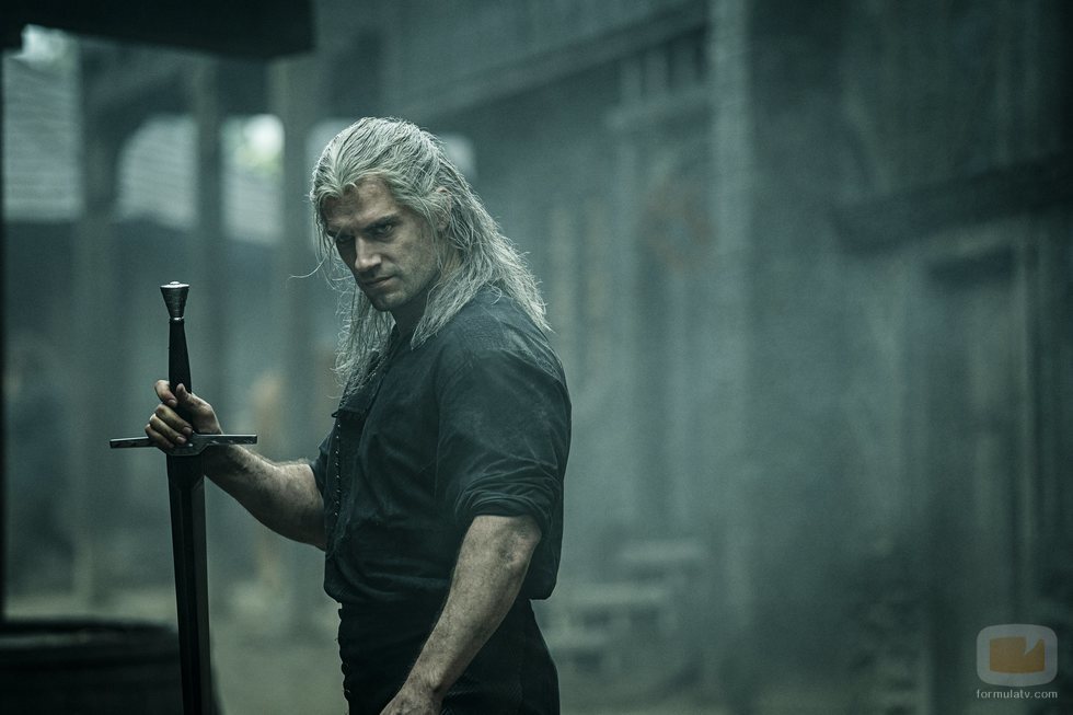 Geralt de Rivia (Henry Cavill) con su espada en 'The Witcher'