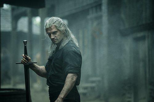 Geralt de Rivia (Henry Cavill) con su espada en 'The Witcher'