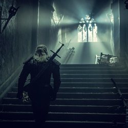 Geralt de Rivia (Henry Cavill) subiendo las escaleras en 'The Witcher'