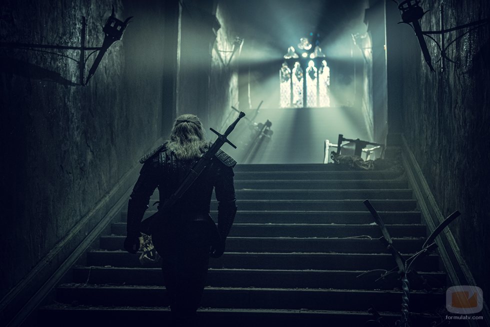 Geralt de Rivia (Henry Cavill) subiendo las escaleras en 'The Witcher'