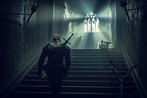 Geralt de Rivia (Henry Cavill) subiendo las escaleras en 'The Witcher'