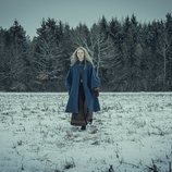 Ciri (Freya Allan) camina sola por el bosque nevado en 'The Witcher'