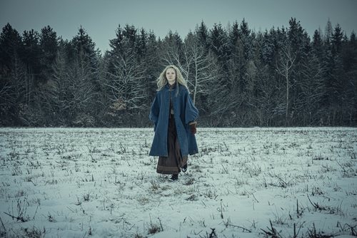 Ciri (Freya Allan) camina sola por el bosque nevado en 'The Witcher'