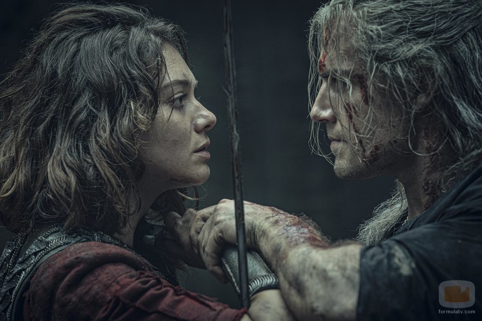 Confrotación entre Renfri (Emma Appleton) y Geralt de Rivia (Henry Cavill) en 'The Witcher'