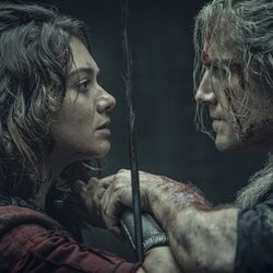 Confrotación entre Renfri (Emma Appleton) y Geralt de Rivia (Henry Cavill) en 'The Witcher'