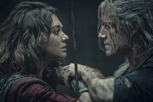 Confrotación entre Renfri (Emma Appleton) y Geralt de Rivia (Henry Cavill) en 'The Witcher'