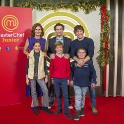 El jurado de 'MasterChef Junior 7' junto a tres aspirantes