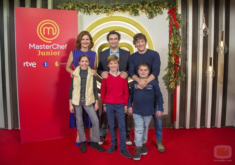 El jurado de 'MasterChef Junior 7' junto a tres aspirantes