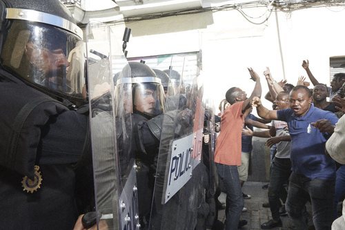 Escena de un enfrentamiento policial en 'Antidisturbios'