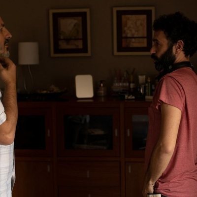 Roberto Álamo recibe instrucciones de Rodrigo Sorogoyen en el rodaje de 'Antidisturbios'