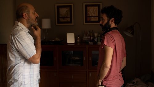 Roberto Álamo recibe instrucciones de Rodrigo Sorogoyen en el rodaje de 'Antidisturbios'