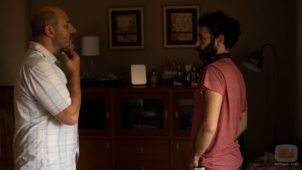 Roberto Álamo recibe instrucciones de Rodrigo Sorogoyen en el rodaje de 'Antidisturbios'