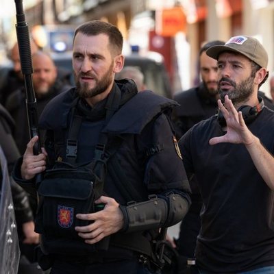 Rodrigo Sorogoyen da instrucciones a Raúl Arévalo en el rodaje de 'Antidisturbios'