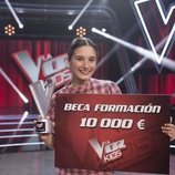 Irene Gil posa con el premio de 'La Voz Kids 5'