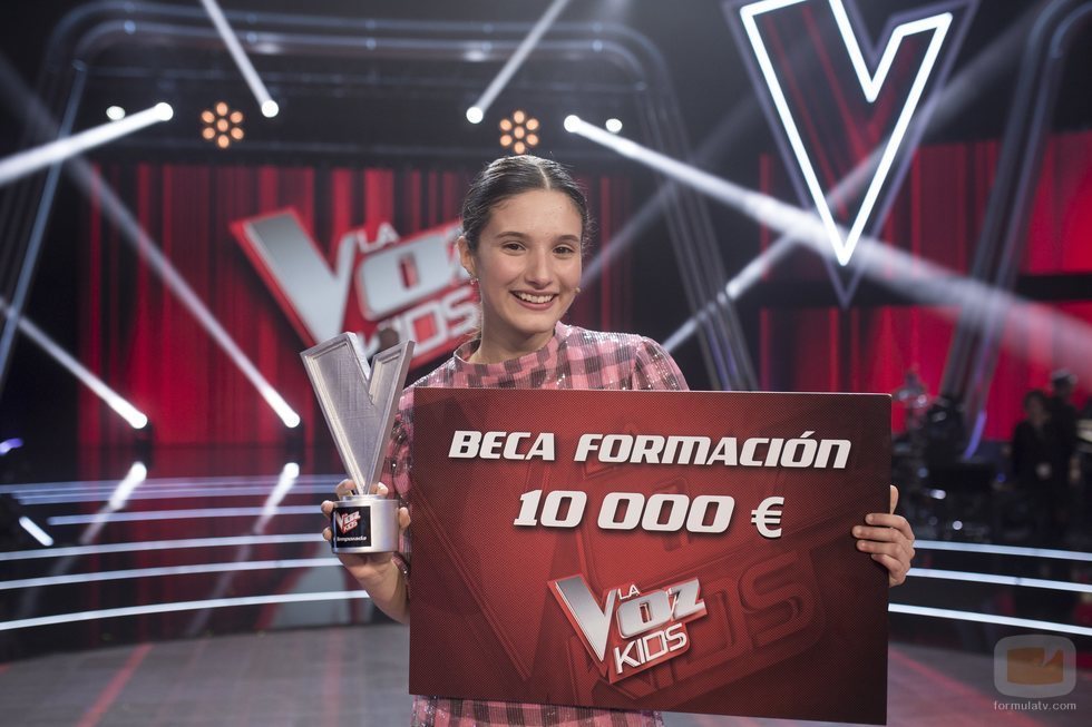 Irene Gil posa con el premio de 'La Voz Kids 5'