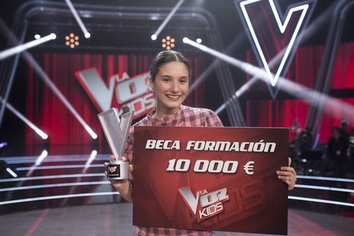 Irene Gil posa con el premio de 'La Voz Kids 5'