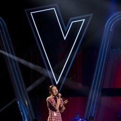 Irene Gil, ganadora de 'La Voz Kids 5' en Antena 3, cantando en la final