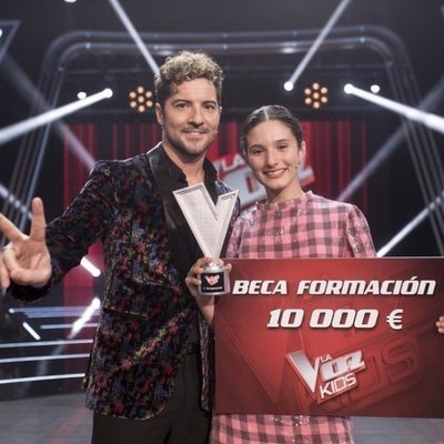 Irene Gil posa junto a su coach, David Bisbal, y el premio de 'La Voz Kids 5'