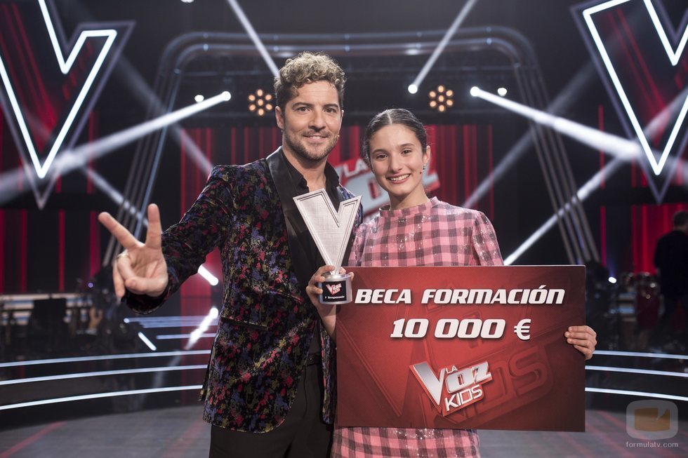 Irene Gil posa junto a su coach, David Bisbal, y el premio de 'La Voz Kids 5'