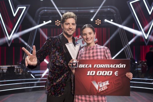 Irene Gil posa junto a su coach, David Bisbal, y el premio de 'La Voz Kids 5'