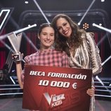 Irene Gil posa junto a la presentadora, Eva González, y el premio de 'La Voz Kids 5'