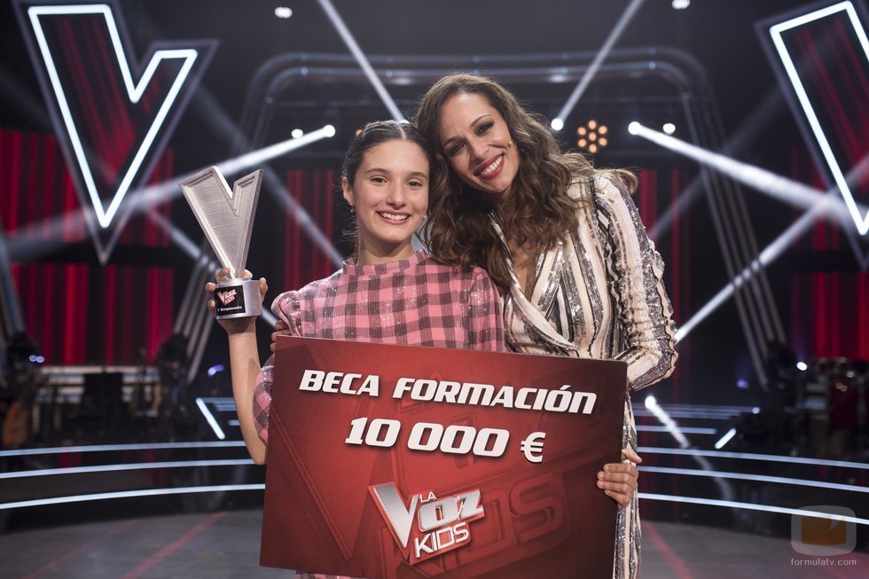 Irene Gil posa junto a la presentadora, Eva González, y el premio de 'La Voz Kids 5'