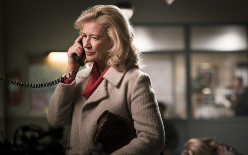 Mercedes (Ana Duato) habla por teléfono en el capítulo 359 de 'Cuéntame cómo pasó'