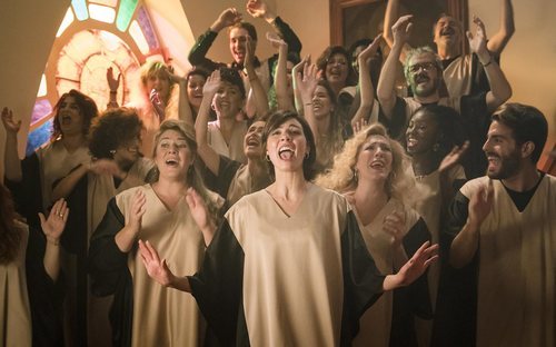 María (Carmen Climent), al frente de un coro en 'Cuéntame cómo pasó'