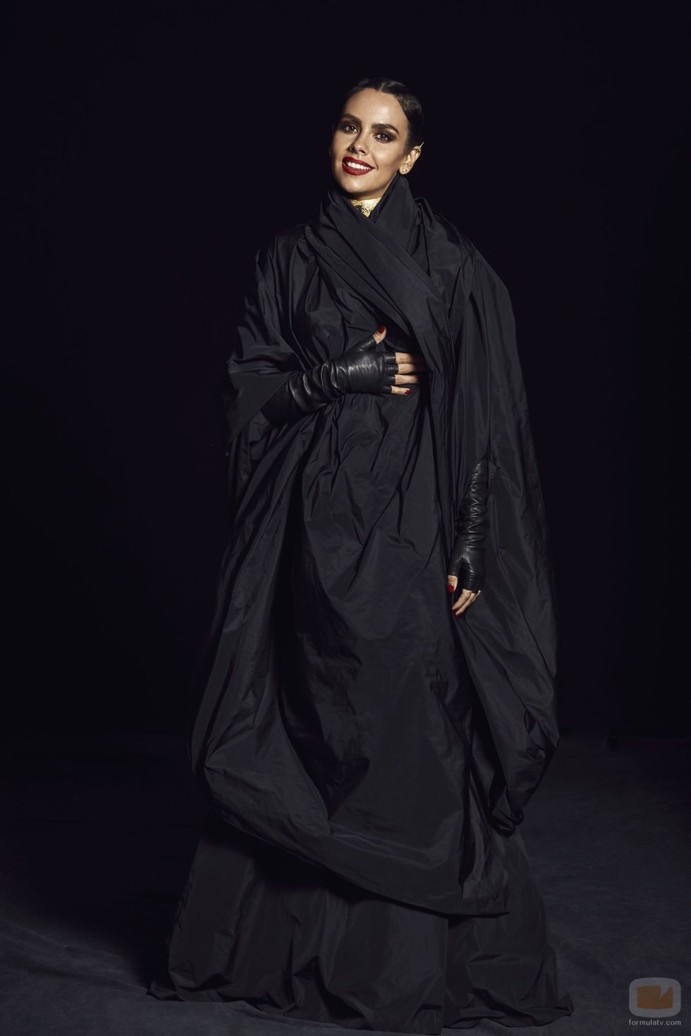 Cristina Pedroche con una capa sobre su vestido para las Campanadas 2019-2020