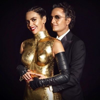 Josie posa junto a Cristina Pedroche y su vestido-escultura para las Campanadas 2019-2020