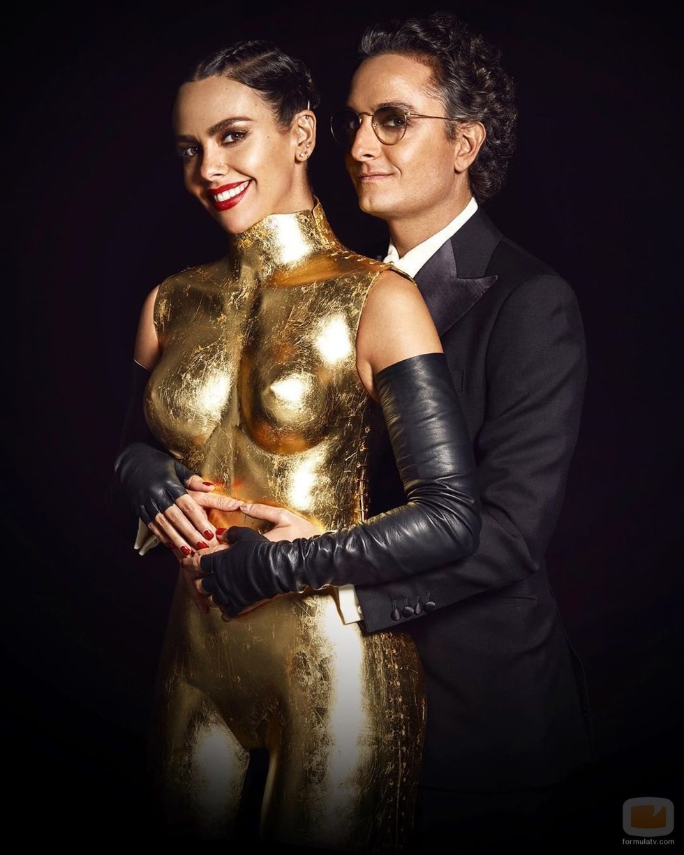 Josie posa junto a Cristina Pedroche y su vestido-escultura para las Campanadas 2019-2020