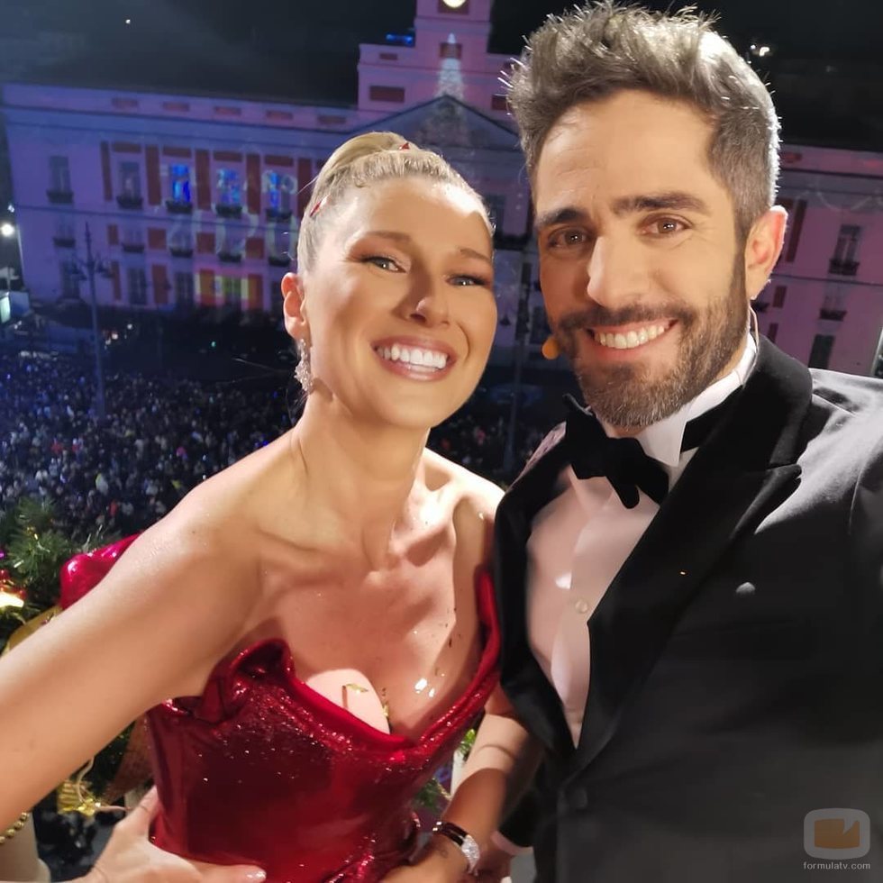 Anne Igartiburu y Roberto Leal posan juntos en las Campanadas 2019-2020 de La 1