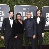 Pierce Brosnan y su familia en la alfombra roja de los Globos de Oro 2020