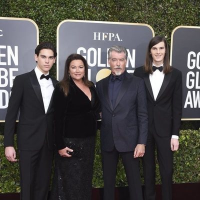 Pierce Brosnan y su familia en la alfombra roja de los Globos de Oro 2020