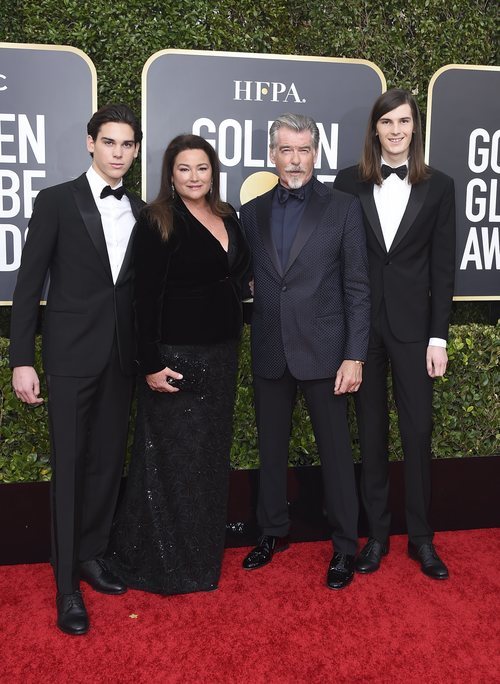 Pierce Brosnan y su familia en la alfombra roja de los Globos de Oro 2020