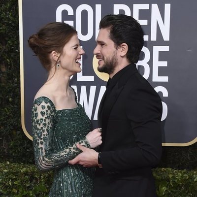 Rose Leslie y Kit Harington, muy juntos en la alfombra roja de los Globos de Oro 2020