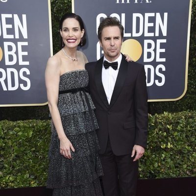 Leslie Bibb y Sam Rockwell en la alfombra roja de los Globos de Oro 2020
